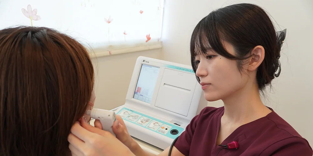 アブミ骨筋反射を測定する様子